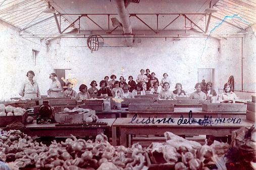 Originalbild Frauen fertigen Puppen