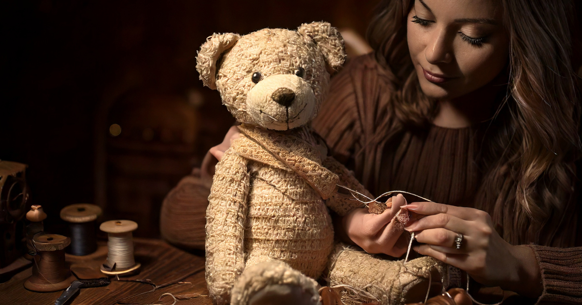 Teddybärenkünstlerin näht einen Teddybär