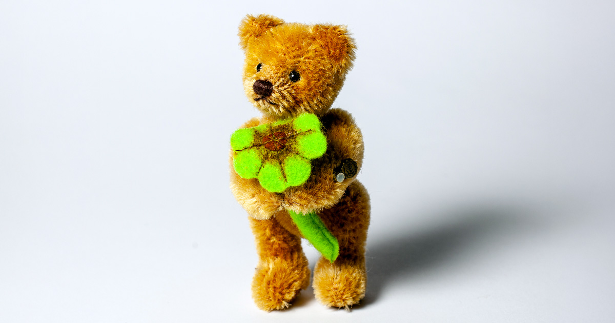 Miniatur Teddybär stehend mit Glückklee