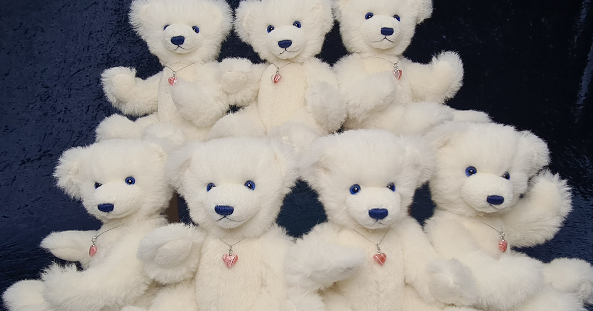 Sieben Teddybären von SOSCH Bears sitzen zusammen