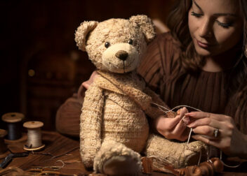 Teddybärenkünstlerin näht einen Teddybär