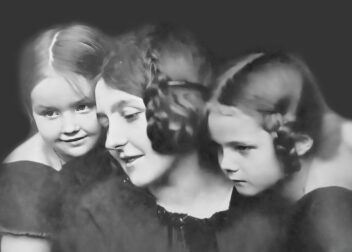 Käthe Kruse mit ihren Töchtern Fifi (Sophie) und Mimerle (Maria)
