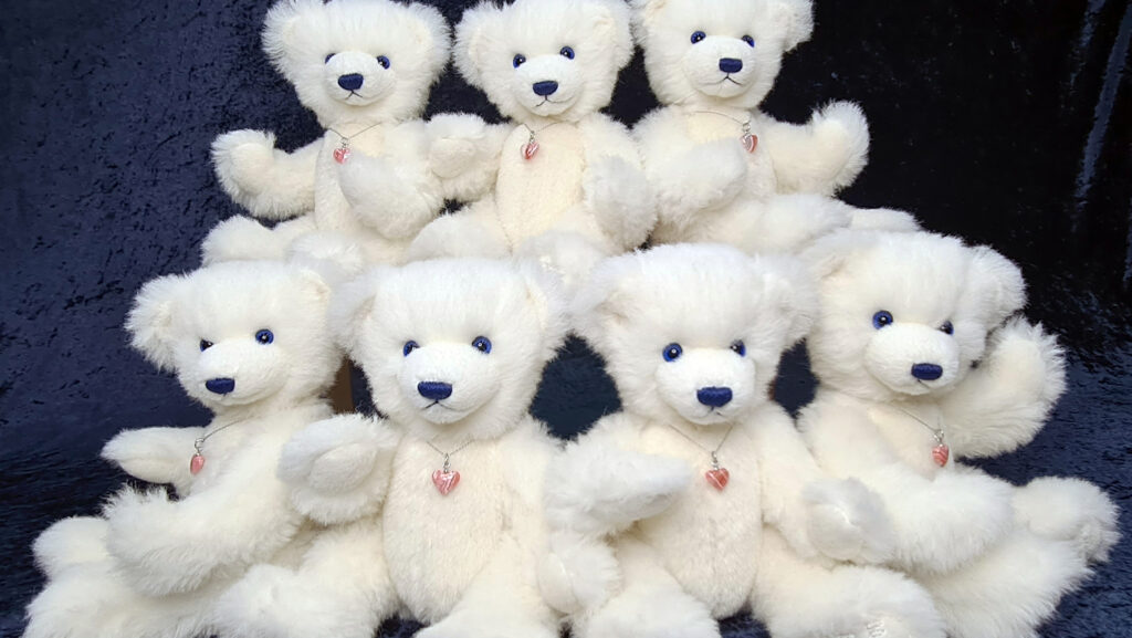 Sieben Teddybären von SOSCH Bears sitzen zusammen