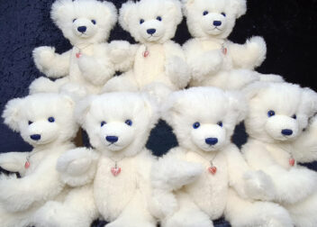 Sieben Teddybären von SOSCH Bears sitzen zusammen