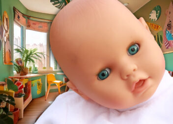 Puppe im Kinderzimmer